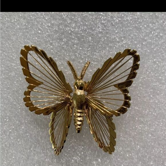 Vintage Monet Butterfly Pin Gold Tone Brooch 2"×1 3/4" - Picture 10 of 12